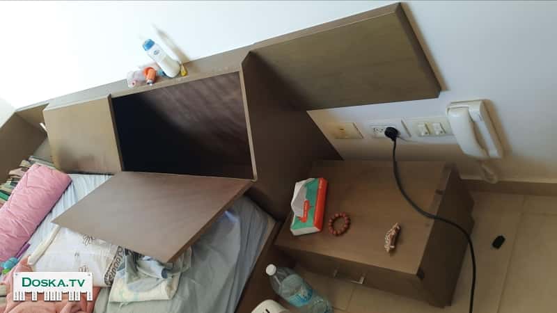 Спальная гарнитура ручной работы, большая кровать с матрацом, двумя зеркалми,