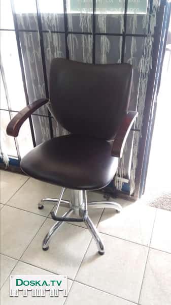 Парикмахерское кресло, в хорошем состоянии.