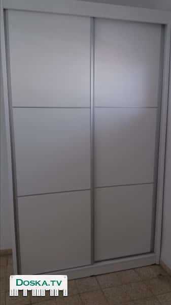 В связи с переездом  очень вместительный шкаф. Ширина 140