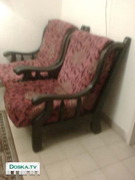 Два кресла.