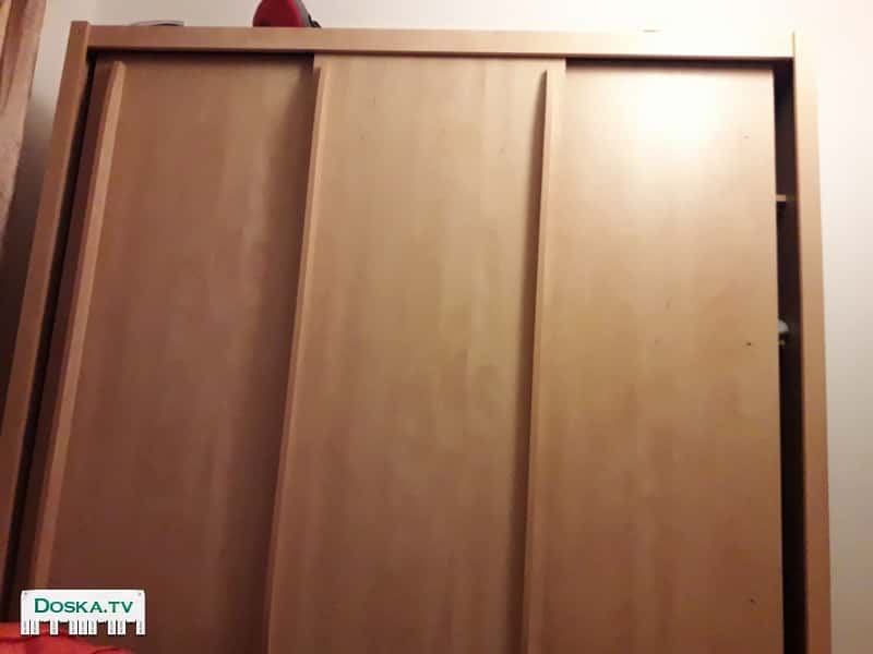 Шкаф тройной с раздвижными дверями.