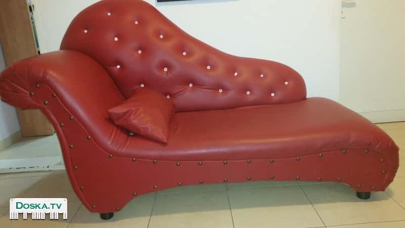 Очень красивый диванчик для прихожей, из кожезаменителя, красного цвета.