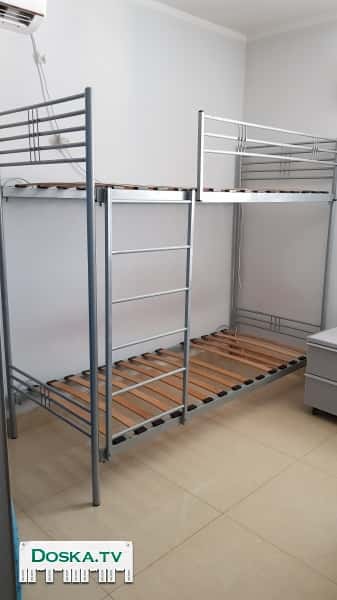 Металлическая двух ярусная кровать.