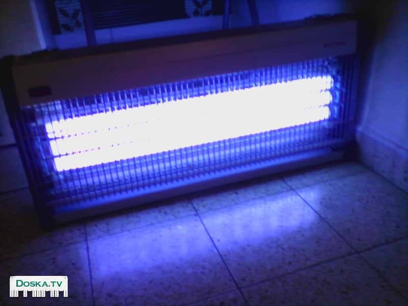 Уничтожитель летающих насекомых.  Большой прибор с тремя лампами -