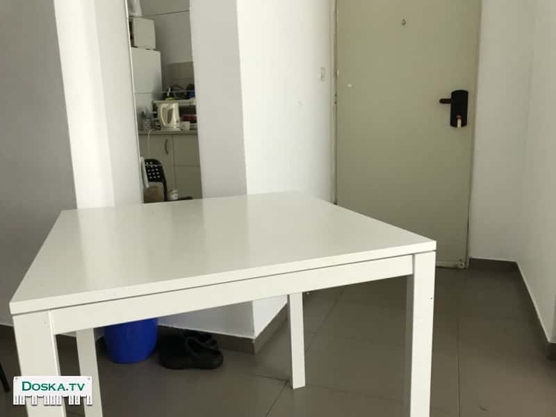 кухонный стол от фирмы IKEA, размер 75/75, цвет белый. Красивый,