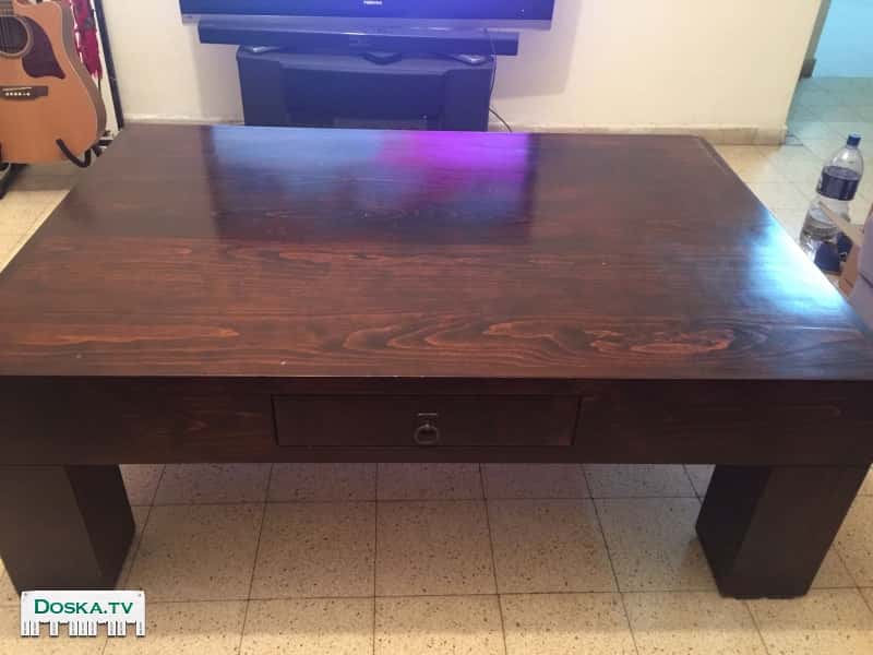 Журнальный стол из натурального дерева с вместительным ящиком в хорошем