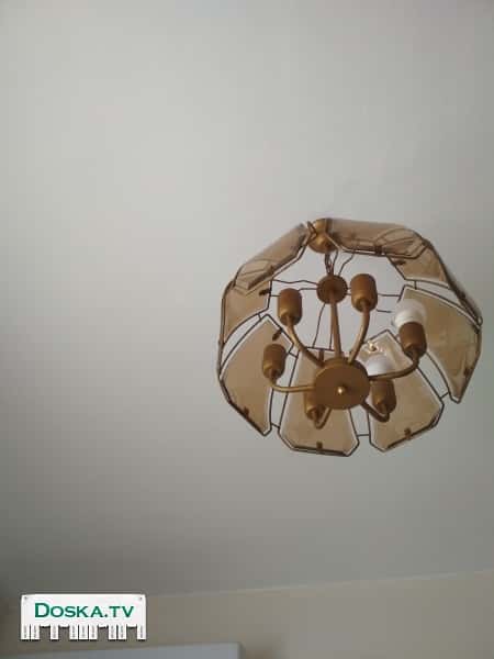 комплект из 2 люстр - одна на 6 лампочек, другая