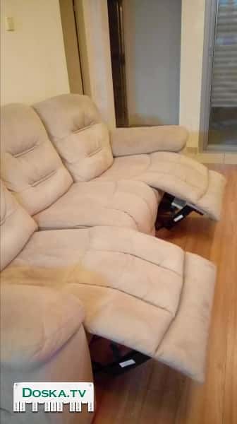 Кресло цвет-беж для отдыха широкое разкладное для ног. Есть фото