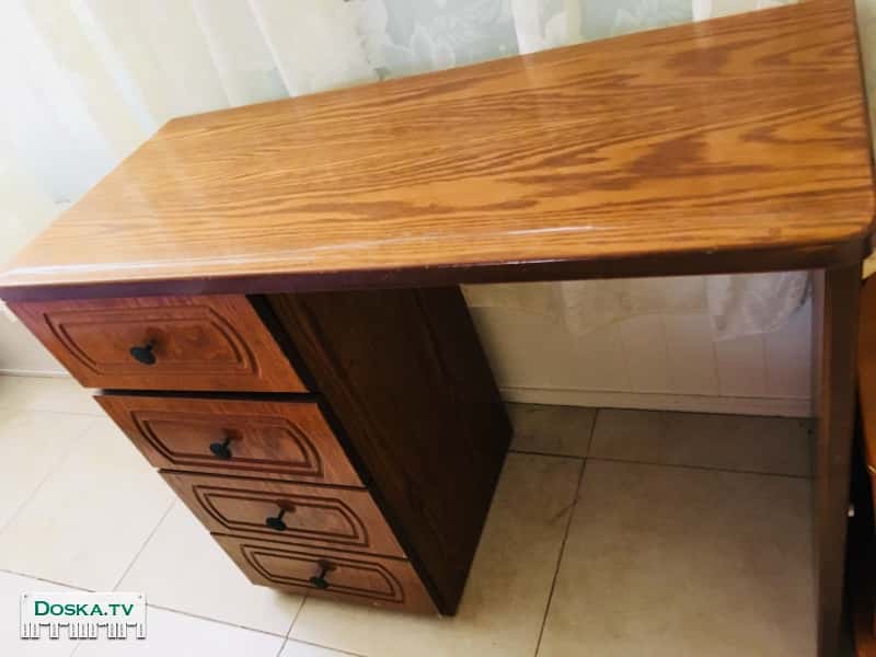 Письменный стол с ящиками из натурального дерева.