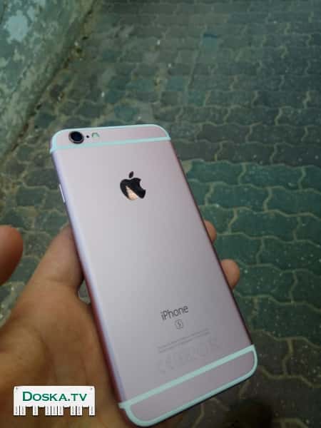 Продаю iphone 6s rose gold идёт с тремя чехлами с