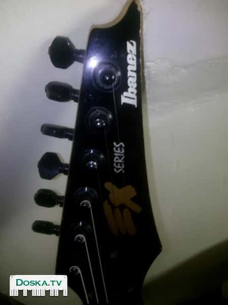 электрогитара в отличном состоянии . Строит по ладам