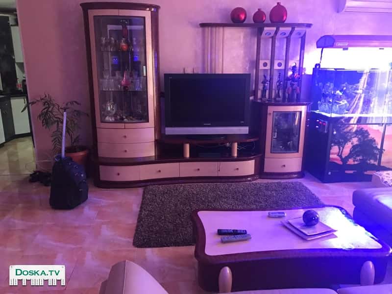 В хорошем состоянии, как новая. Сервант и стол.