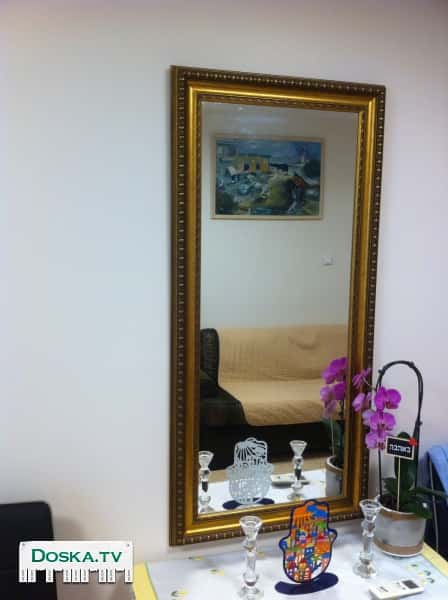 Зеркало в раме, в хорошем состоянии 100 шек.