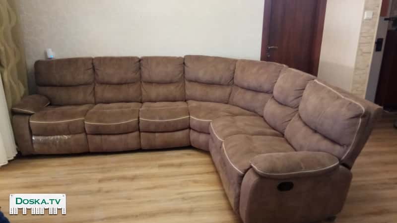 мягкий угловой диван с двумя реклайнирами.Размер 2,90-2,25.