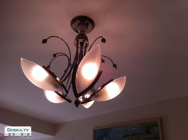 2 люстры по 150 шек каждая,  3 лампы и