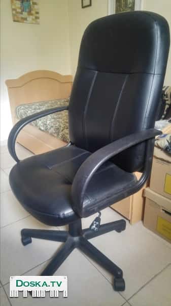 Стул с высокой спинкой, в отличном состоянии.