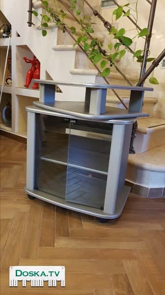 тумба для телевизора, серебристого цвета с вращающейся верхней частью