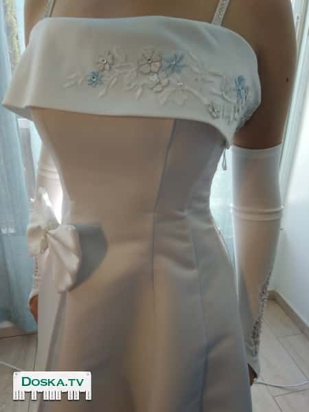 изящное свадебное платье со шнуровкой и с перчатками. Размер S-M.