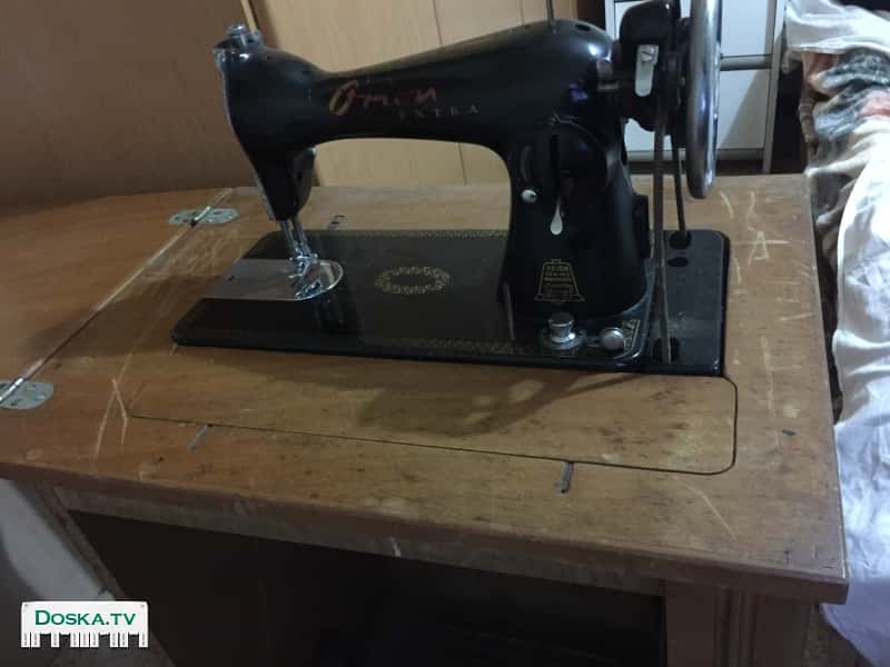 Швейная машина механическая с ножным приводом.
