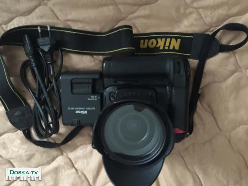 В отличном состоянии, две карты памяти, зарядное устройство, две батареи,