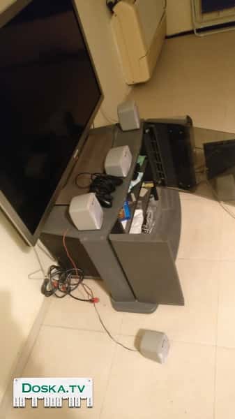 Cтол под телевизор со стеклом.