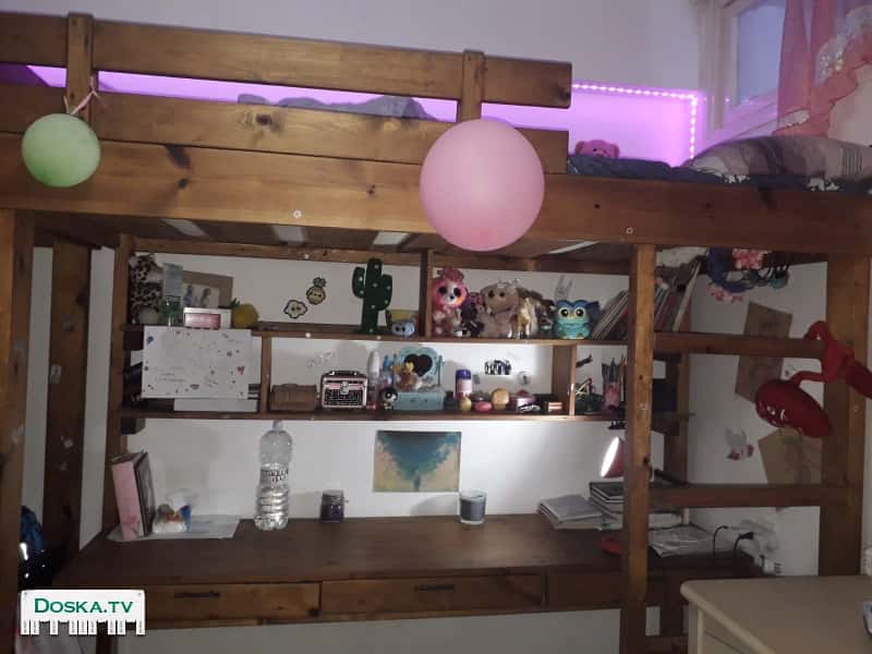 две двухъярусные кровати.