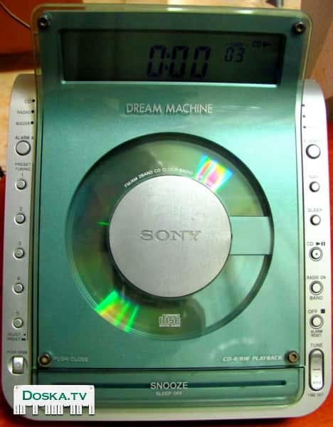 Проигрыватель CD с будильником, радиоприёмником. Может будить мелодией с диска