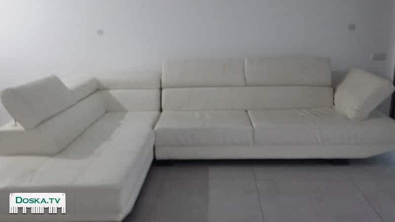 угловой салон белого цвета состоящий из двух диванов. 2.50х1.50 +два