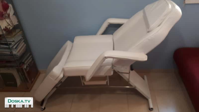 Косметологическое кресло и столик. В добрые руки(:))) Состояние - идеальное.
