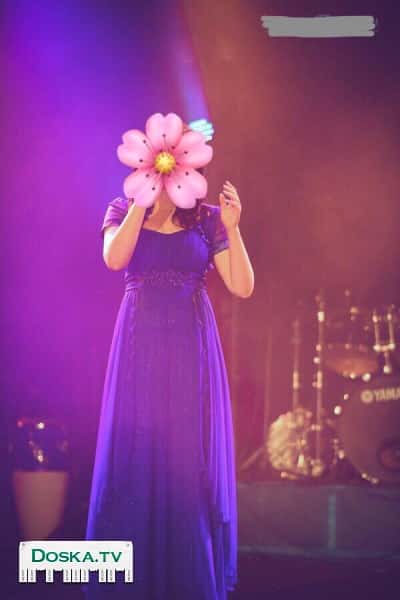 вечернее платье в отличном состоянии, с красивым жилетом и подвязкой.