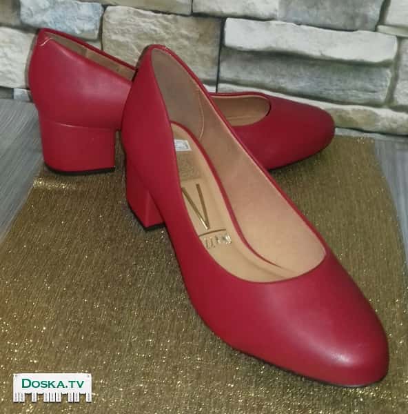 Классические красные туфли на устойчивом каблуке. Совершенно новые. Размер 39