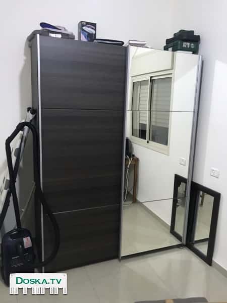 вместительный шкаф в отличном состоянии. Раздвигающиеся дверцы, одна из них