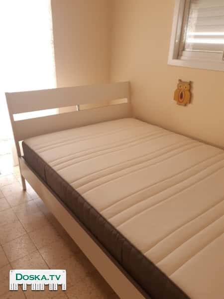 Кровать белая, двухспальная. Матрас  HOVAG 160/200, ортопедический с пружинами