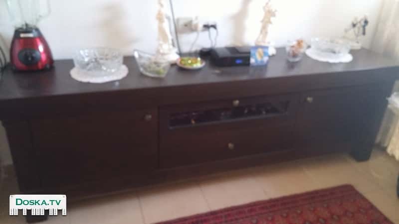 Витрина подойдет под телевизор и для хранения 2 дверцы клапа