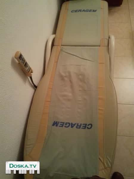 Прогревается инфракрасным излучением и массирует и растягивает позвоночник.