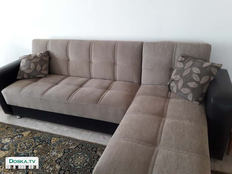 Диван коричневого цвета 2,5 метра на 1,5метра.  Раскладывается .