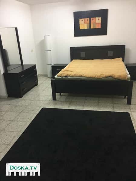 Спальный гарнитур включает в себя: двуспальную кровать, матрас высокого класса