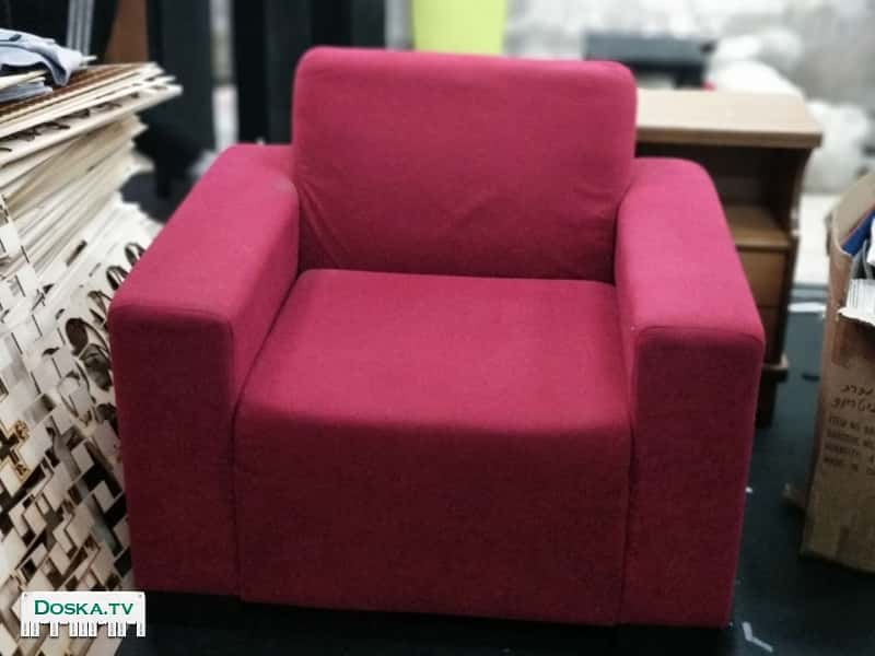 Есть три бордовых кресла на продажу, 1 - 100, 3