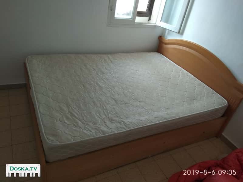 Срочно  двуспалтную кровать с ортопедическим матрасом . В связи
