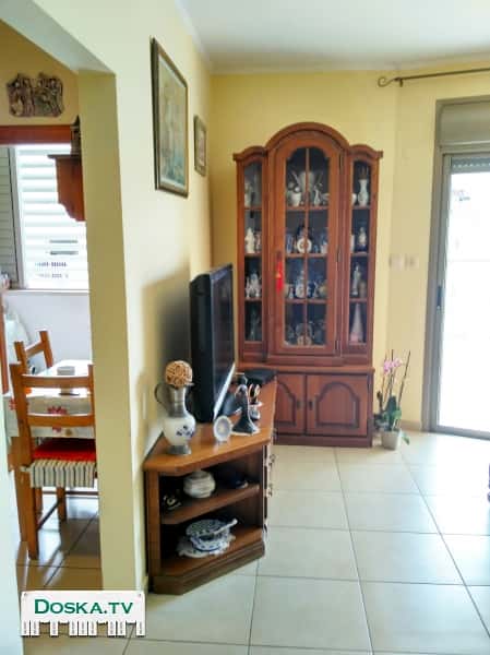 Полка из дерева с раздвижными стеклянными дверцами. Размеры : 130