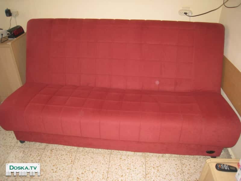 раскладной диван,внизу есть место для постельного белья.