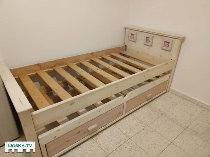 Детская кровать из натурального дерева в отличном состоянии.350 шек.