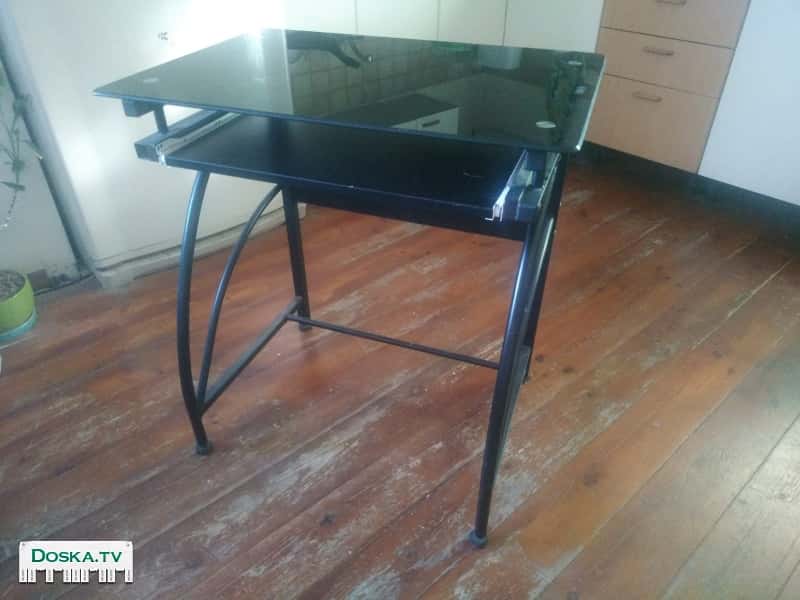 Симпатичный стол для работы с выдвижным отделением. Основная крышка из