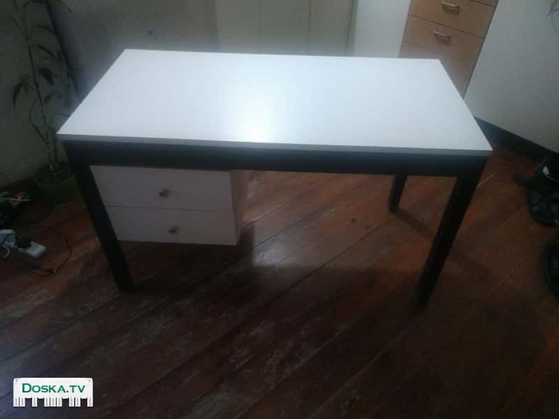 Красивый рабочий стол из дерева. Белого цвета. С двумя выдвижными