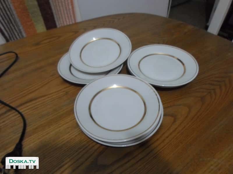 6 закусочных тарелочек с золотым ободком. Совершенно новые.