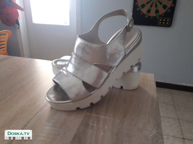 Босоножки в очень хорошем состоянии были обуты 1 раз на