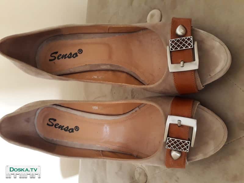 Продаются элегантные туфли, украшенные ремешком с пряжкой под цвет каблука.