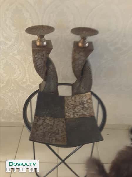 Очень красивый набор.Подсвечники и фруктовница.Материал металл.Покрытие очень редкое,которое не ржавеет,не