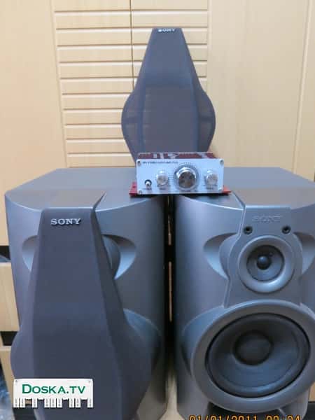 Усилитель с двумя колонками.Качественный звук.Большой запас громкости.