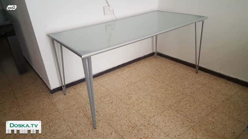Стеклянный стол размером 150х80